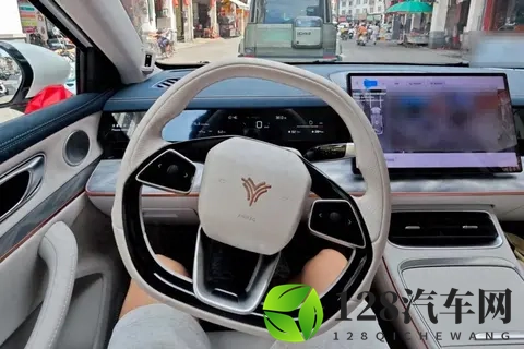 “开10万公里就回本了”？突然火了！年轻人捡漏倒闭车企“烂尾车”，有人半价买哪吒，有人12万元抄底高合-1