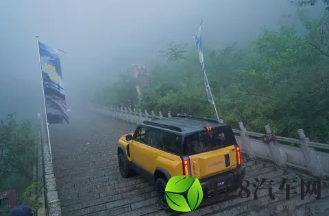 奇瑞风云X3L挑战天门山失败 爬天梯挑战以撞坏护栏告终-1