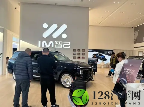 上汽旗舰智己LS9到店，看车订车堪比抢购现场-1