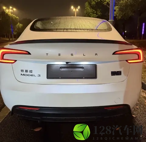 特斯拉黑标Model 3 Performance正式交付，保留专属徽章，更帅了-1