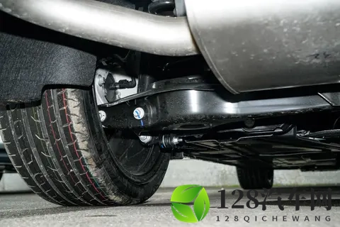 赛道基因与日常的平衡：第三代领克 03 如何重塑紧凑级燃油轿车市场-2