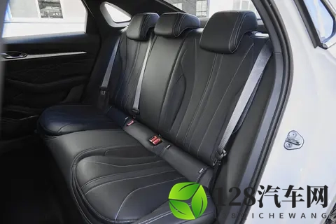 吉利星瑞再升级,20T+8AT,油耗低至715L,家用真香-2