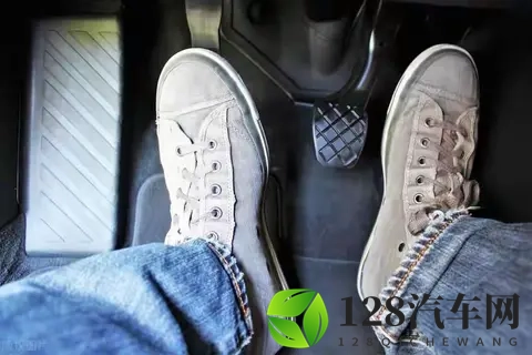 我开了3年车,才知道刹车前先踩死离合后刹车是大忌,都是经验!-2