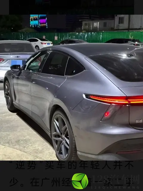 年轻人“抄底”烂尾车：一场性价比与风险的博弈-1