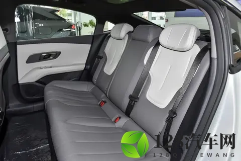 2026 款深蓝 L06 实拍：满配配置 + 超长续航，车友狂喜-2