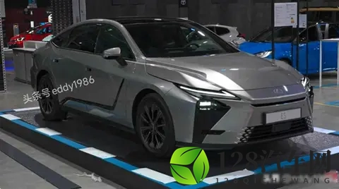雷克萨斯ES实车现形记,纯电混动双线突围,暗藏玄机的豪华陷阱-3