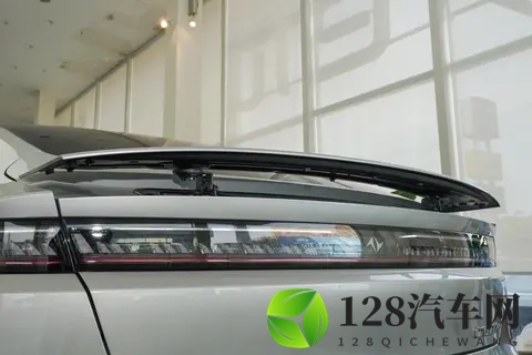 试驾东风奕派eπ007+15万级轿跑居然下放了高端配置？-3