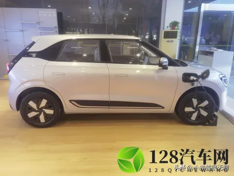 网友改装167度电池纯电车 续航破千公里 还带家人上路-3