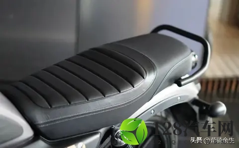 通勤溜车实测！豪爵DN150油耗189L，复古范儿缺失成最大槽点？-2