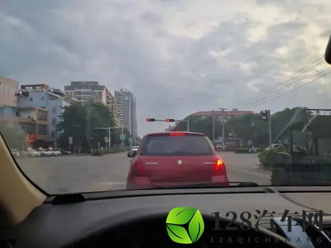 等绿灯有必要挂N挡吗？吃过亏的司机都这样做，安全又不伤车！-2